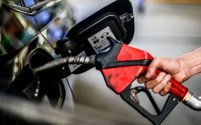 Gasolina fica 5,6% mais barata para distribuidoras e deve impactar inflação
