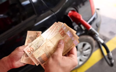Gasolina sem etanol pode virar opção obrigatória nos postos; entenda