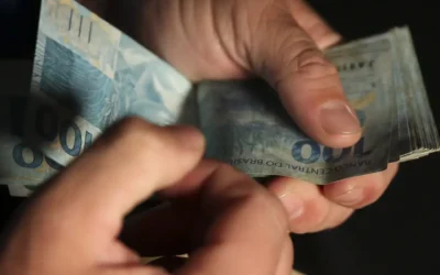 Empresas devem antecipar segunda parcela do 13º salário